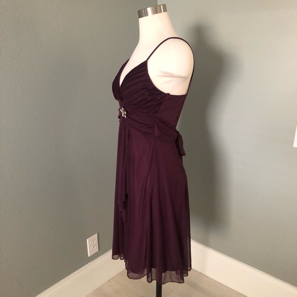 More pics Empire Waist V-Neck Belted Chiffon Jeweled Brooch Dress - Picture 3 of 16